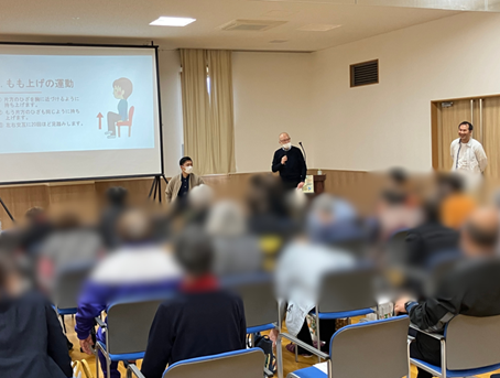 先生の話に熱心に耳を傾ける参加者